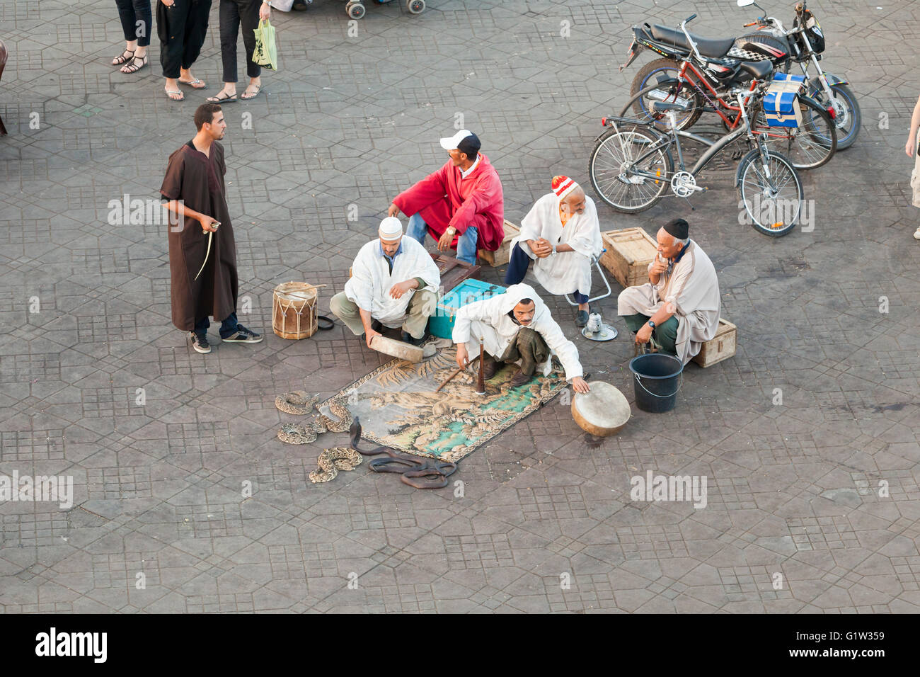 Il serpente incantatore sulla piazza Djemma al Fna, Marrakech, Marocco Foto Stock