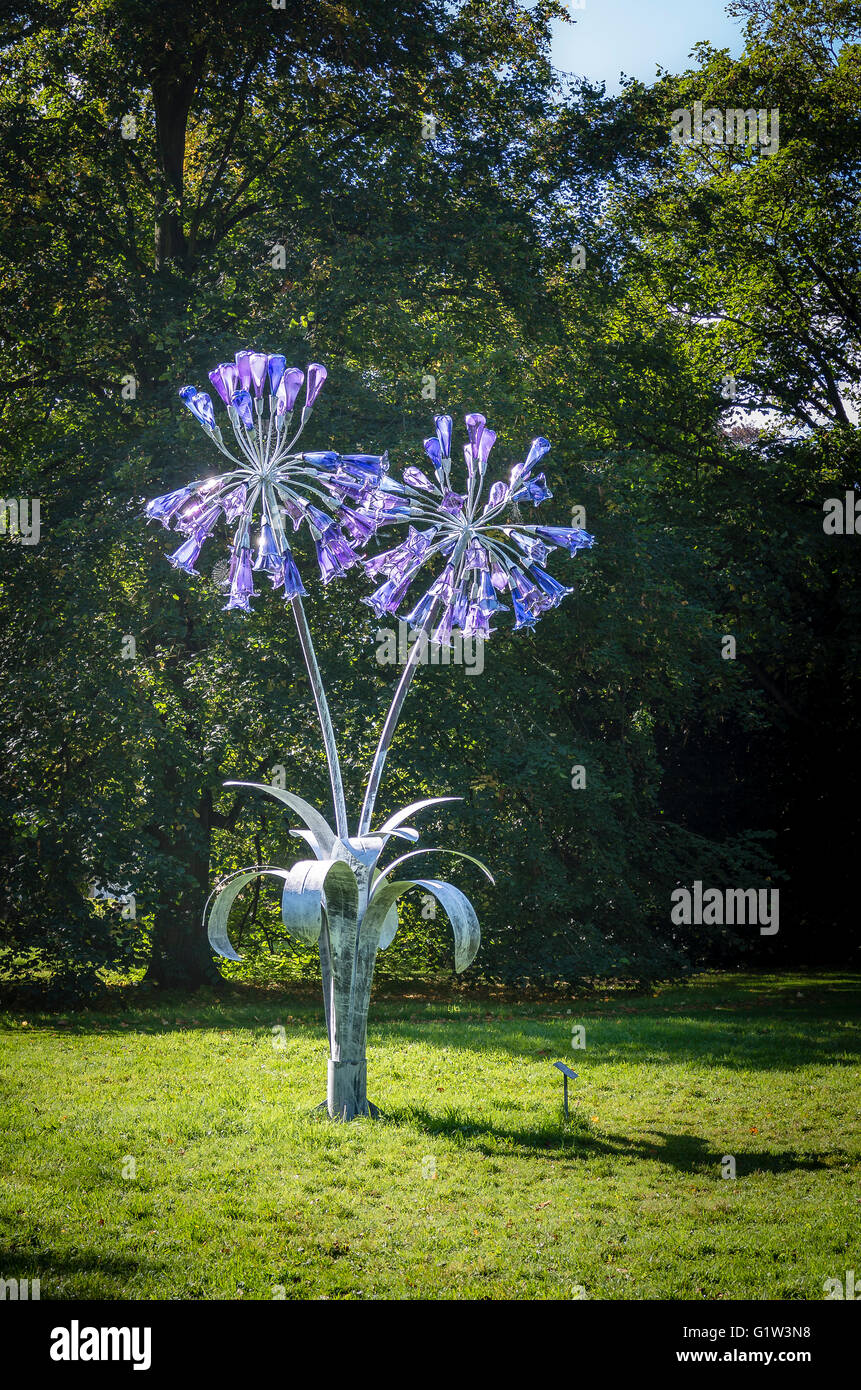 Giardino scultura in metallo e vetro raffigurante agapanthus fiori da artista Jenny Pickford Foto Stock