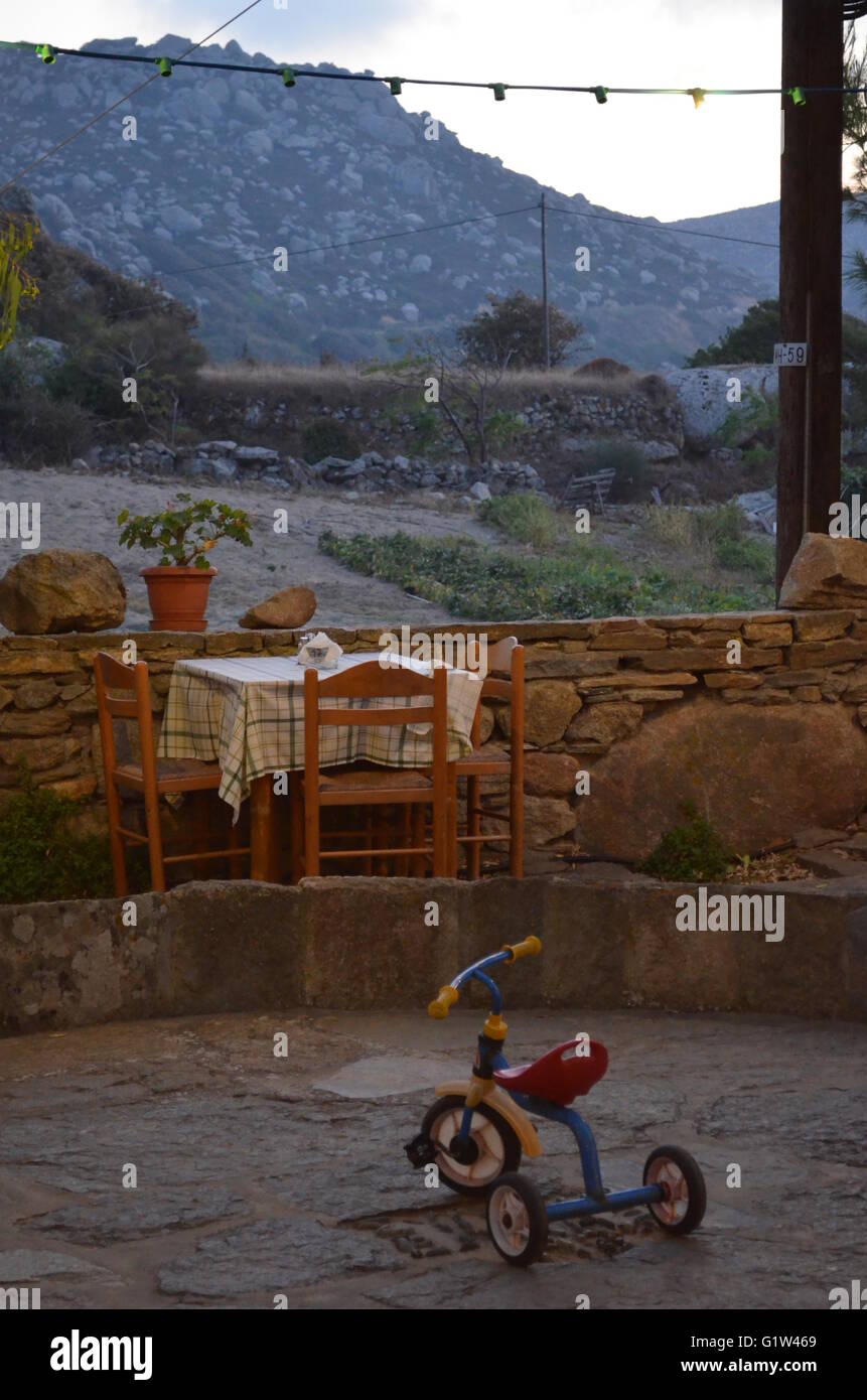 bicicletta per bambini lasciata nella piazza del paese Foto Stock