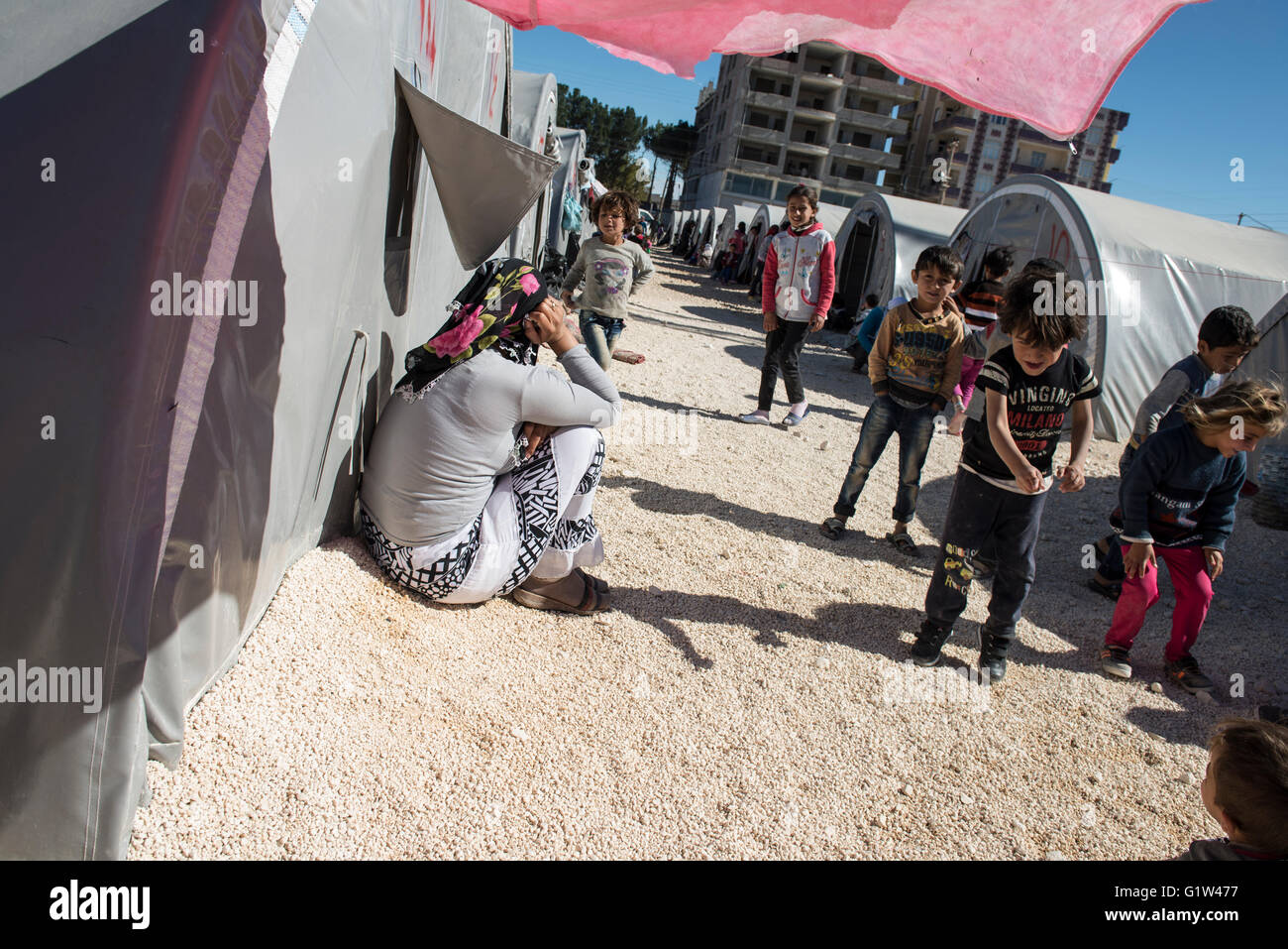 Rifugiati curdi i bambini in un campo di rifugiati nella città turca di Suruc, vicino al confine Turkish-Syrian. Migliaia di curdi che erano stati costretti ad abbandonare la città siriana di Kobani, che è sotto assedio da parte di uno Stato islamico forze. La maggior parte di loro vivono in campi per rifugiati nella città turca di Suruc. Foto Stock