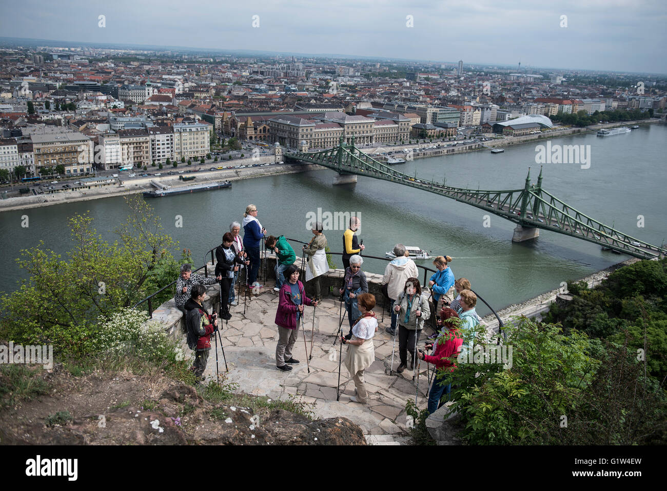 Un gruppo di anziani turisti orologi la vista dalla collina Gellert presso la città di Budapest in Ungheria Foto Stock