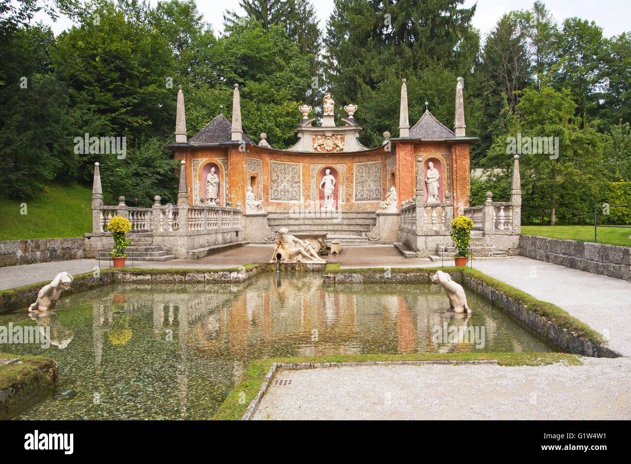 Giochi d'acqua sono una grande attrazione al Castello di Hellbrunn. Foto Stock