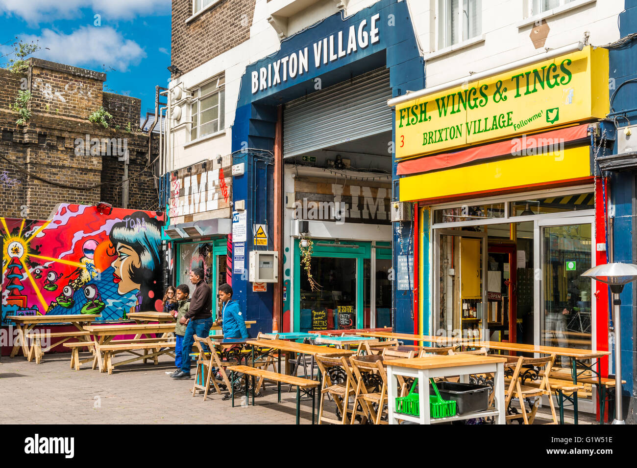 London, Regno Unito - 14 Maggio 2016: Brixton Village e Brixton Station Road Market. Colorato e comunità multiculturale mar Foto Stock
