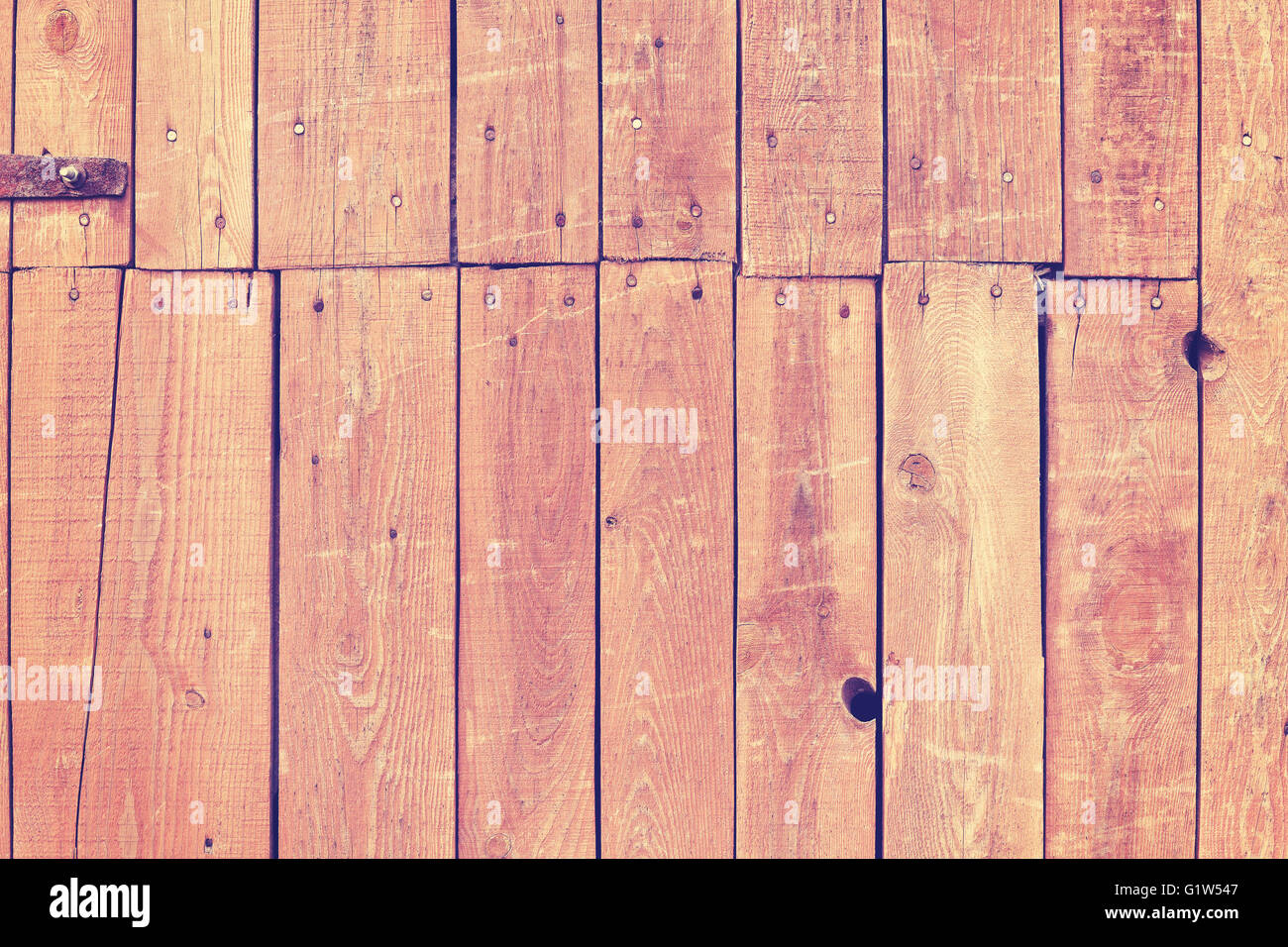 Vintage nei toni del legno vecchio fienile porta sullo sfondo. Foto Stock