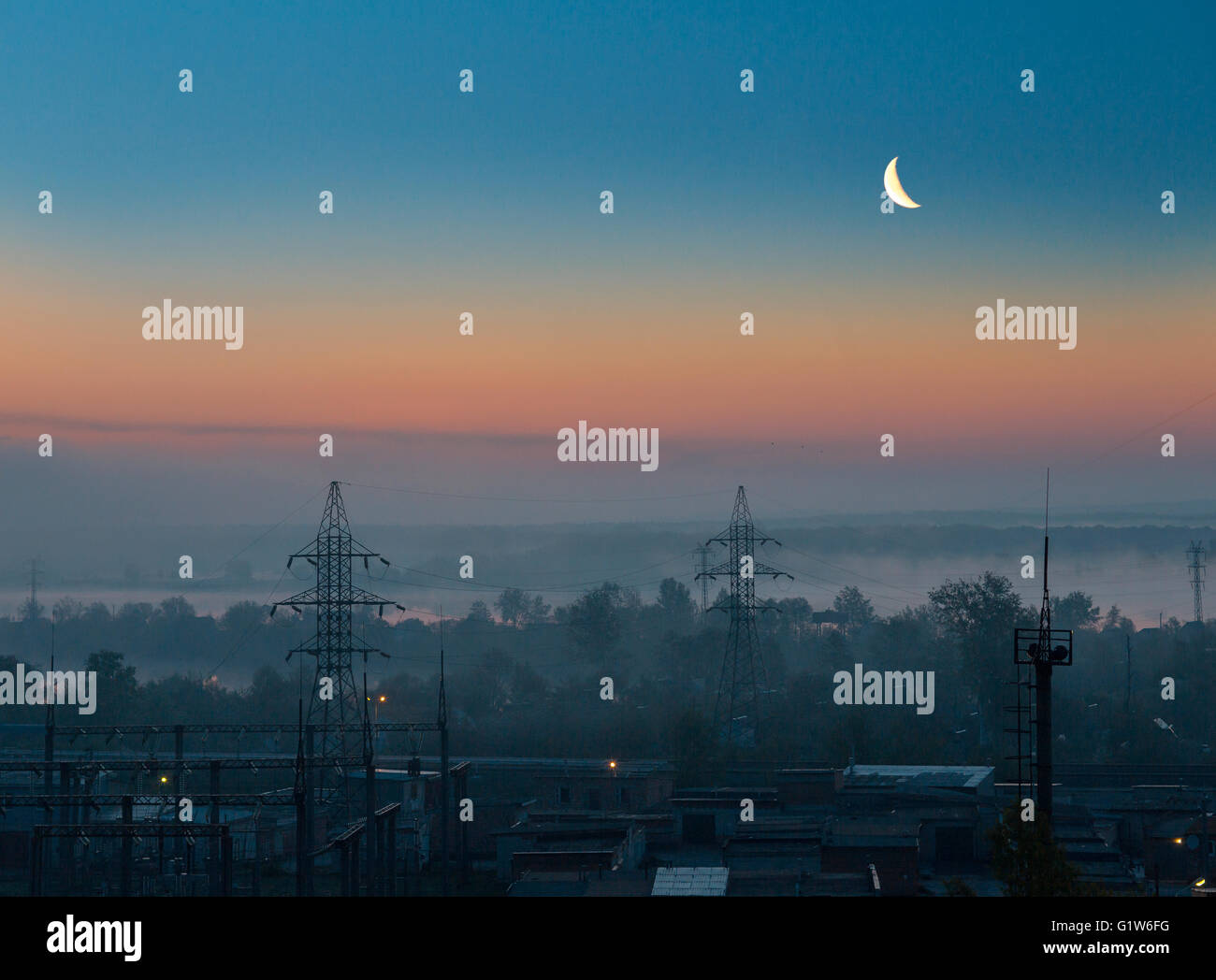 Le linee di alimentazione nei primi misty dawn Foto Stock