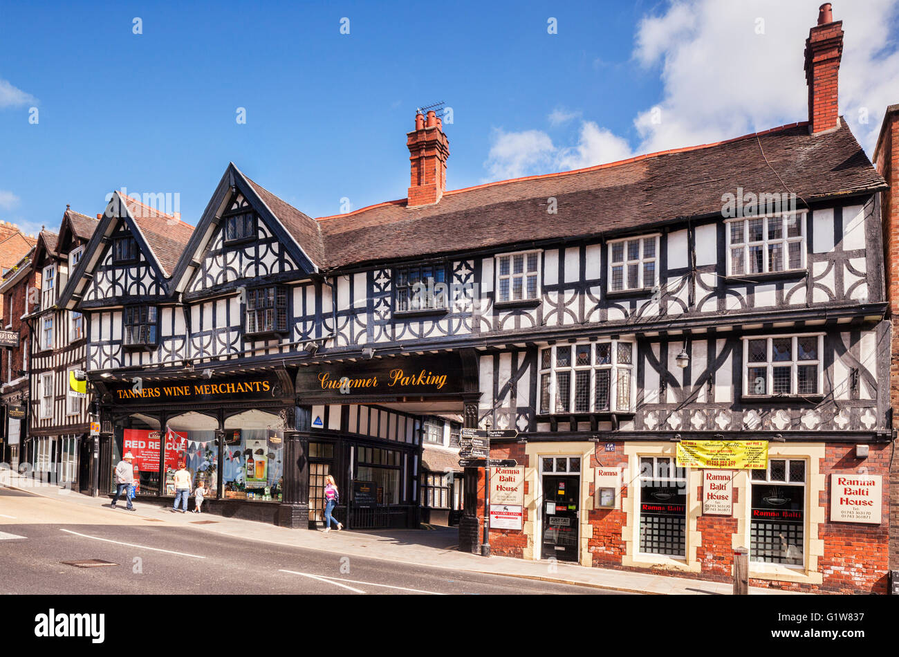 I conciatori commercianti di vino, un tradizionale in bianco e nero e bianco edificio in Wyle Cop, Shrewsbury, Shropshire, Inghilterra, Regno Unito Foto Stock