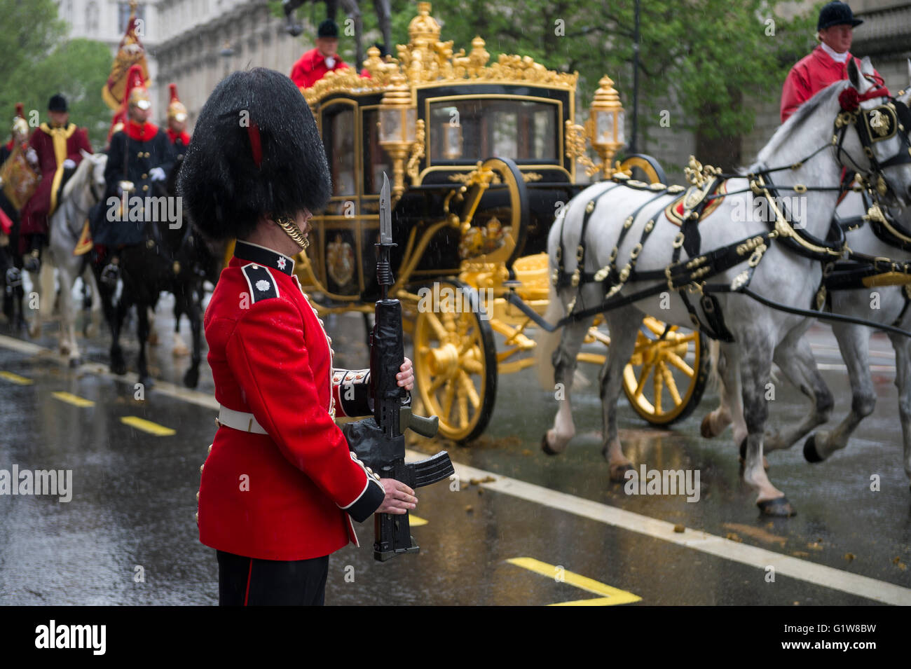 Londra - 18 Maggio 2016: Protezione sorge presso l'attenzione come a cavallo il giubileo di Diamante membro pullman che trasportano la regina Elisabetta II. Foto Stock