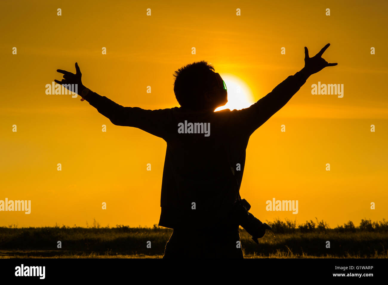 Silhouette di uomini le sue mani ed il trasporto della fotocamera. Foto Stock