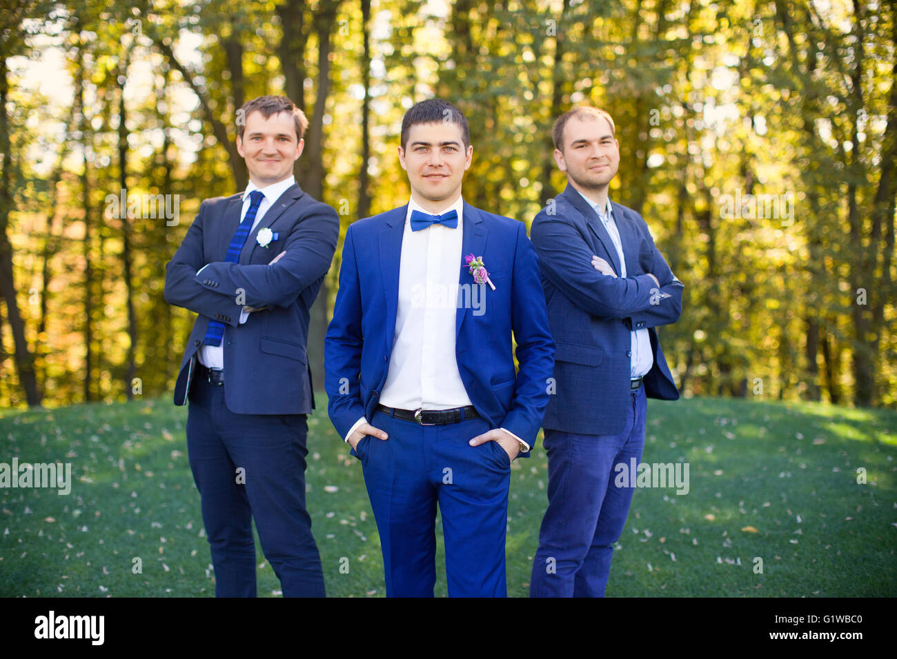 Gli amici di ridere al matrimonio di un amico Foto Stock