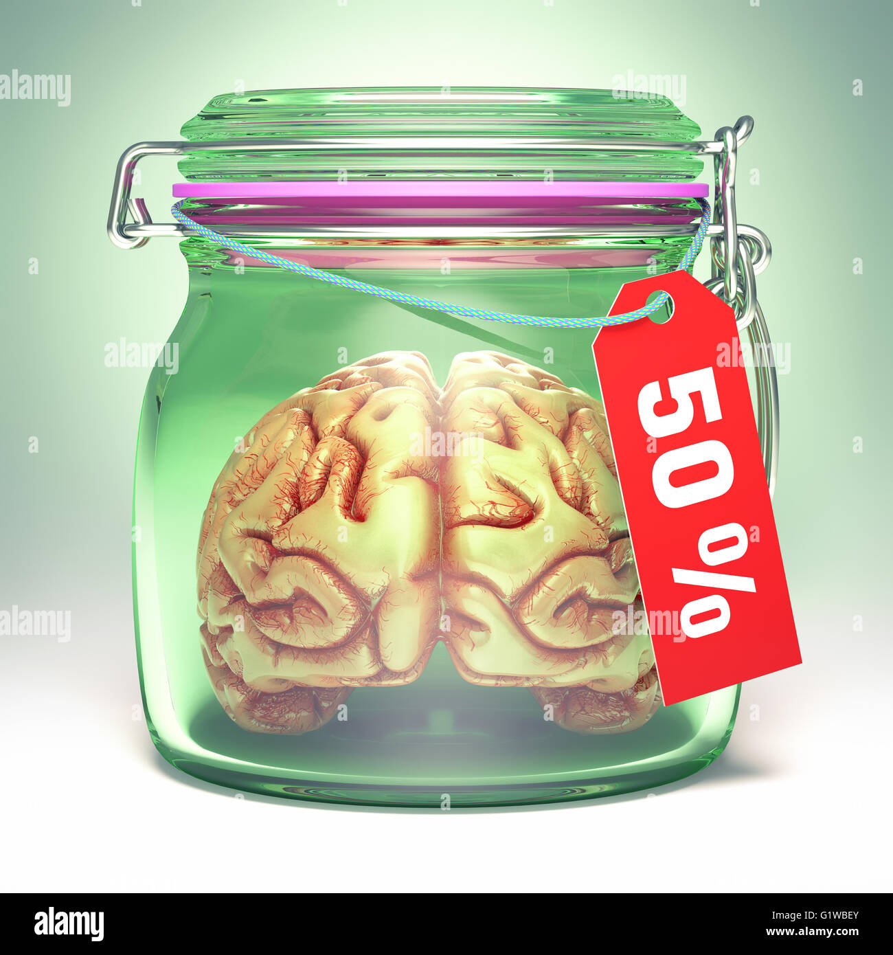Cervello all'interno di una tenuta il vasetto di vetro, con un 50% di etichetta. Percorso di clipping incluso. Foto Stock