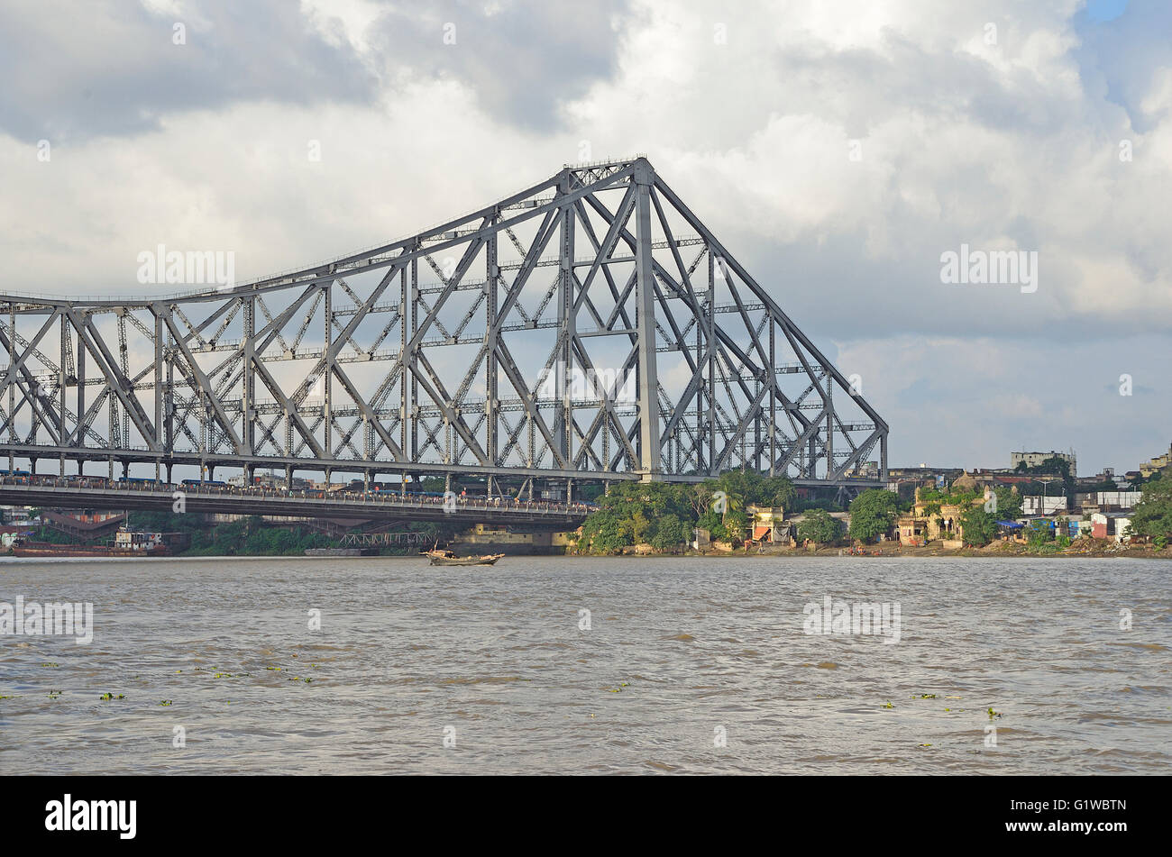 Quella di Howrah Bridge o Rabindra Setu oltre il Fiume Hooghly, Calcutta, West Bengal, India Foto Stock