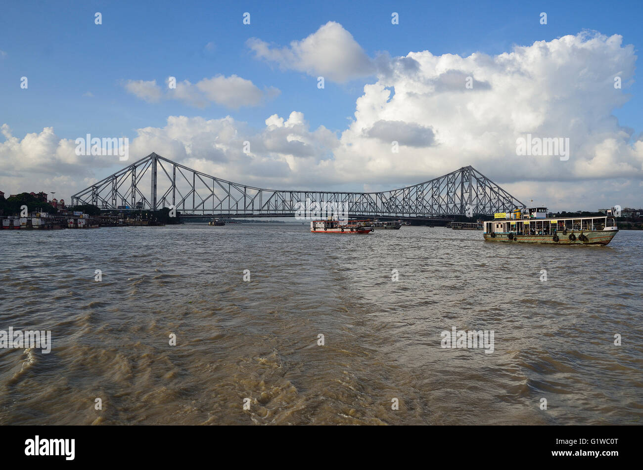 Quella di Howrah Bridge o Rabindra Setu oltre il Fiume Hooghly, Calcutta, West Bengal, India Foto Stock