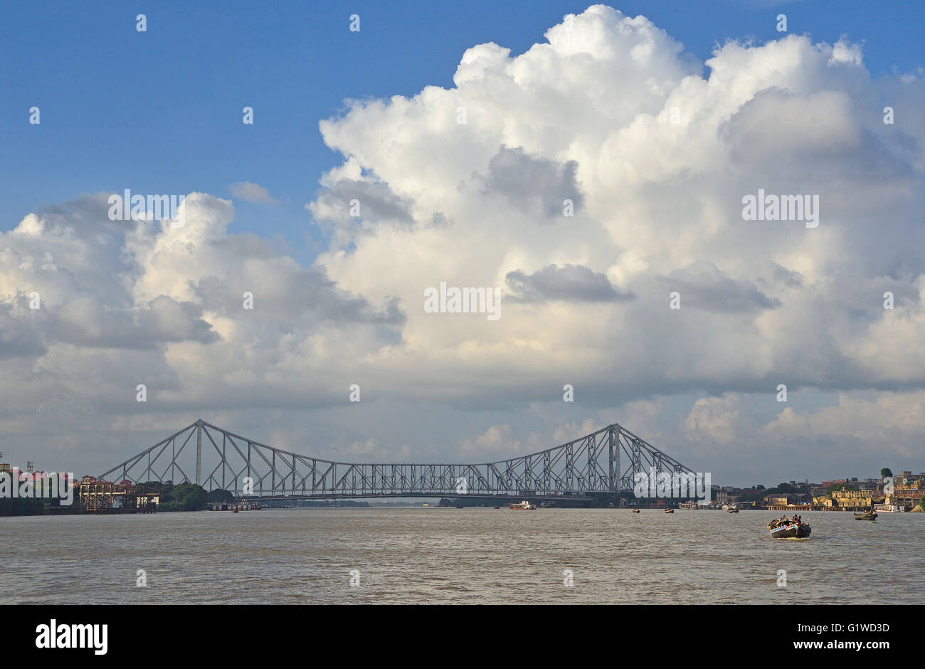 Quella di Howrah Bridge o Rabindra Setu oltre il Fiume Hooghly, Calcutta, West Bengal, India Foto Stock