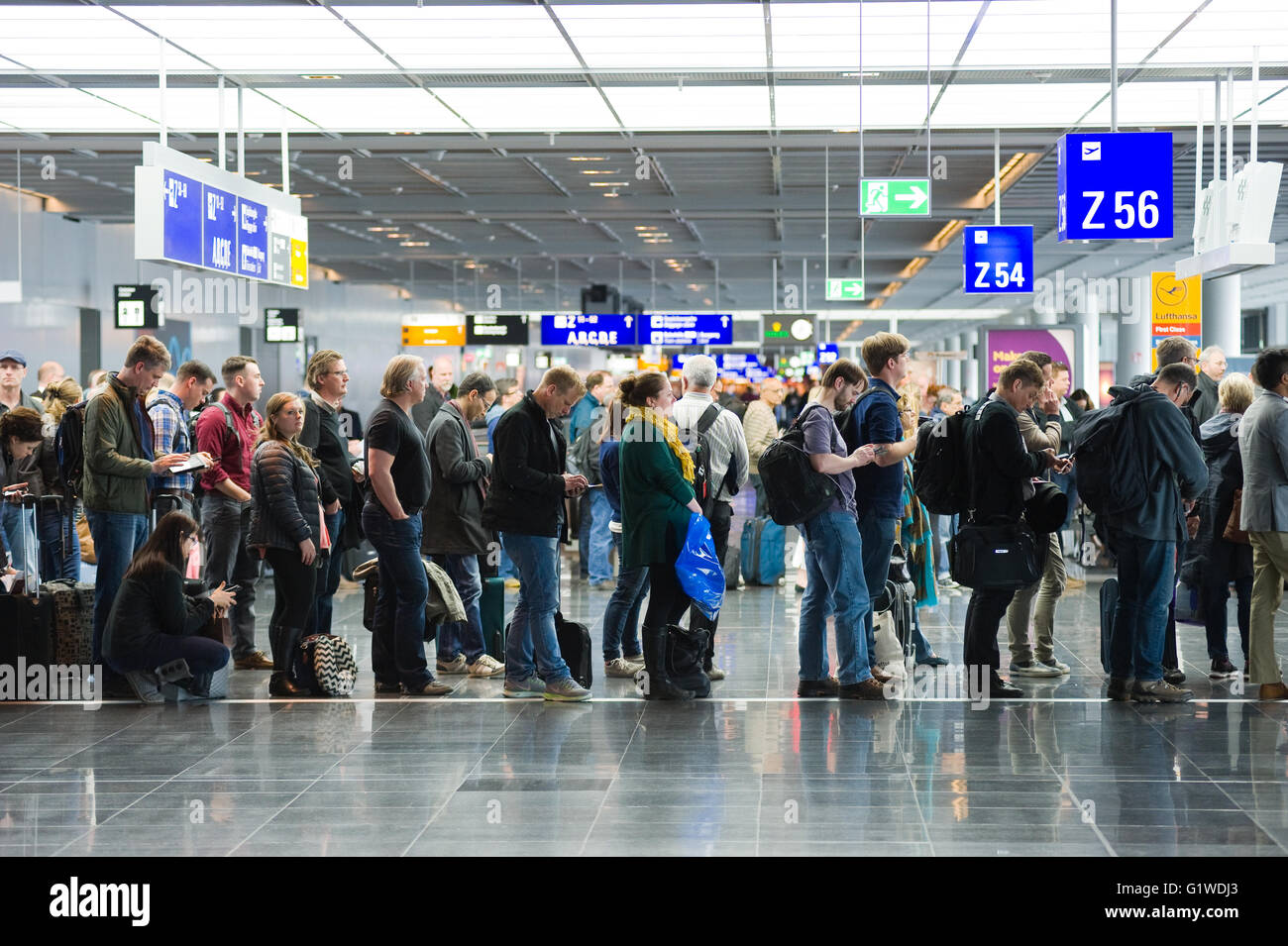 I passeggeri in attesa in una fila per l'imbarco su un aeroporto per un volo in America Foto Stock