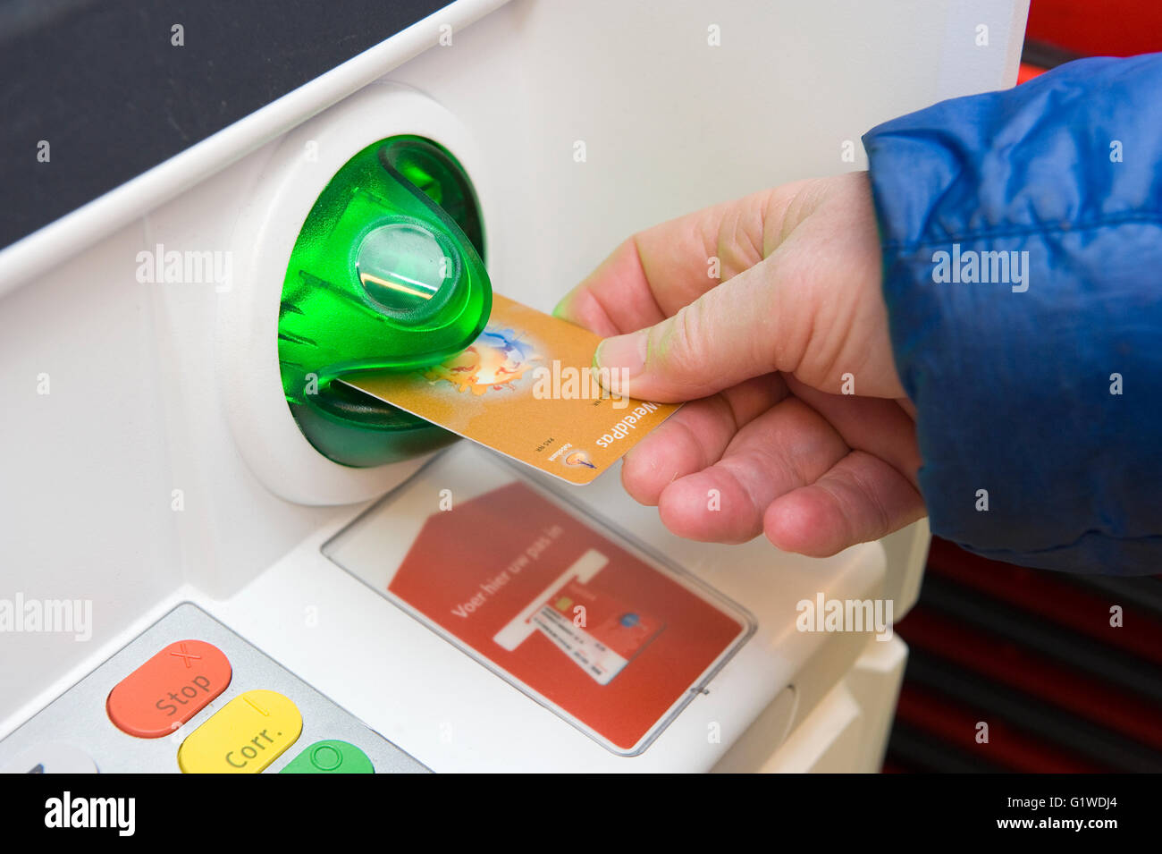 Un uomo è inserendo la sua carta di credito in una macchina ATM Foto Stock
