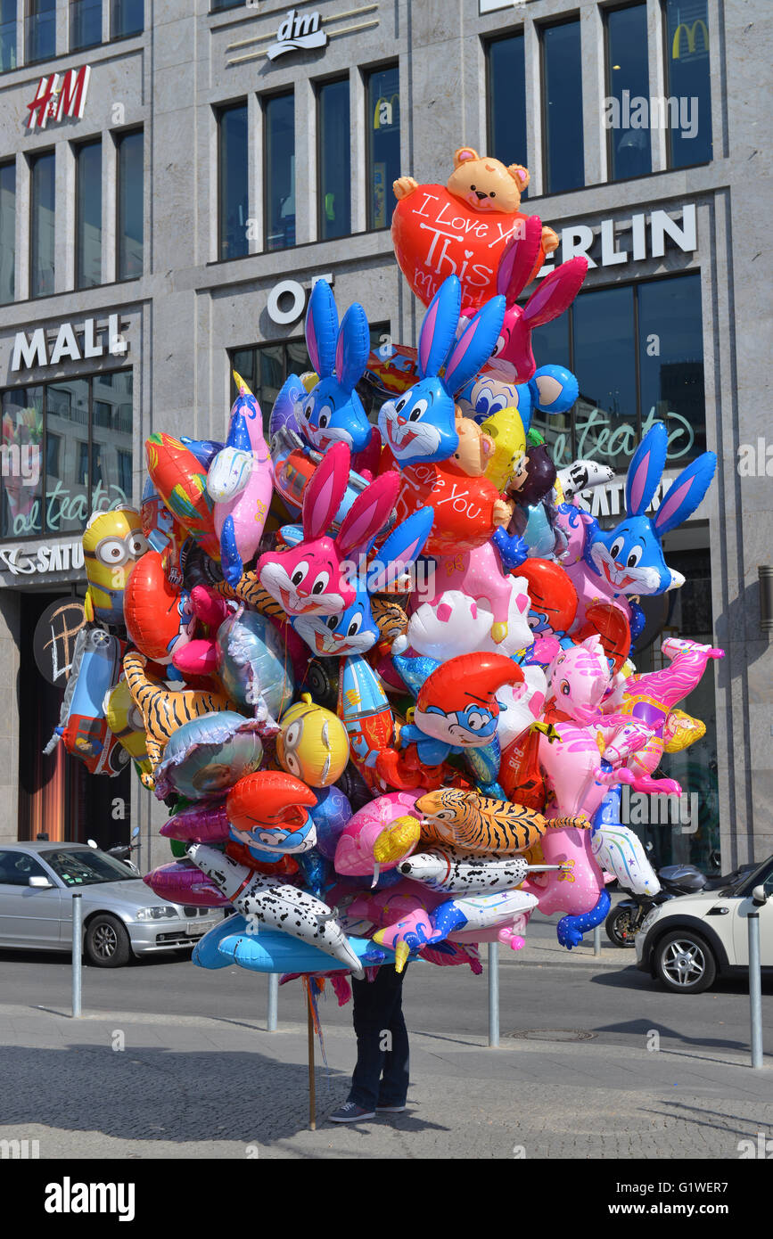 Ballonverkaeufer, centro commerciale di Berlino, Leipziger Platz, nel quartiere Mitte di Berlino, Deutschland Foto Stock