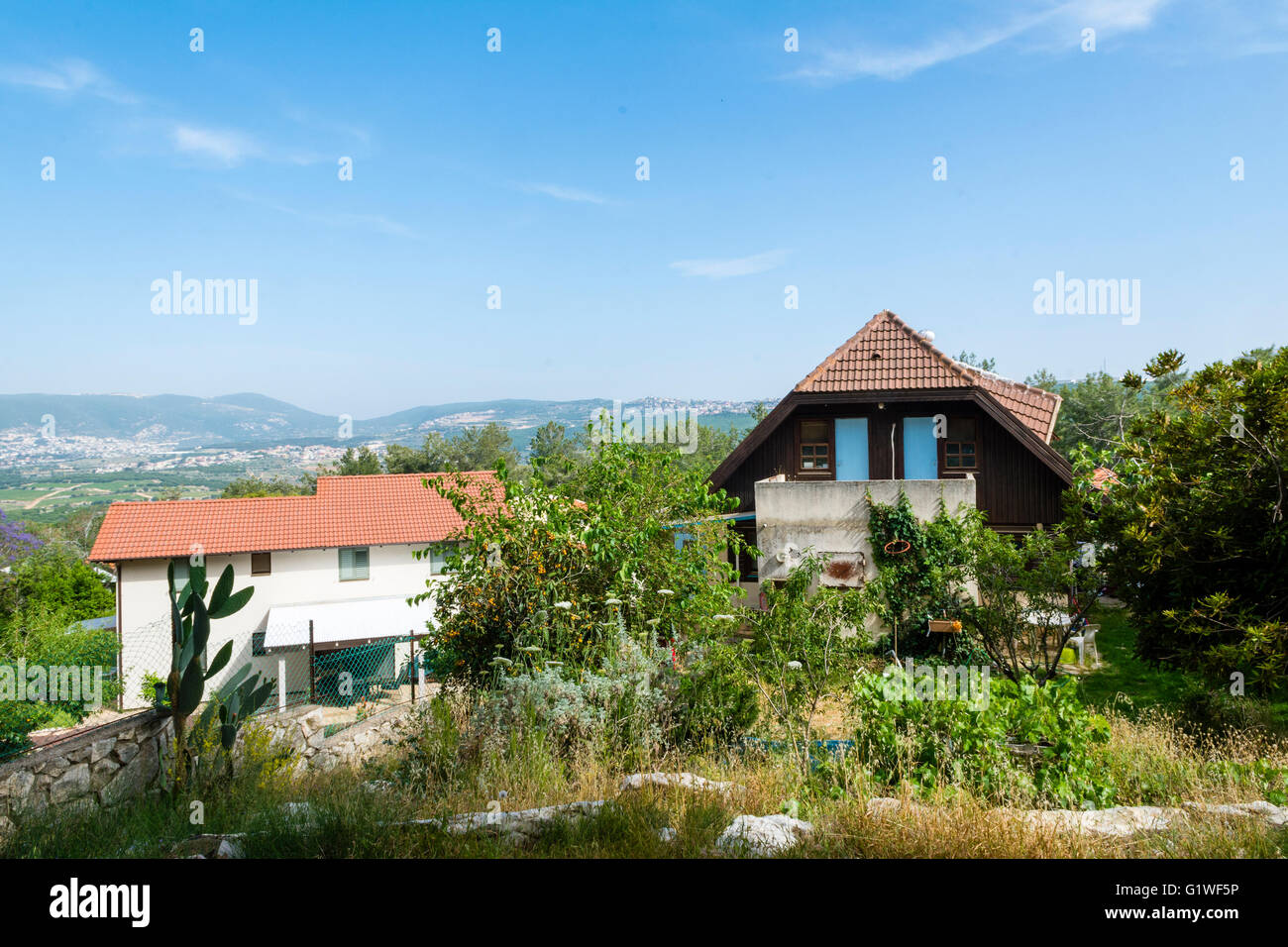 In legno antico e nuovo casa di mattoni in un villaggio della Galilea superiore Foto Stock