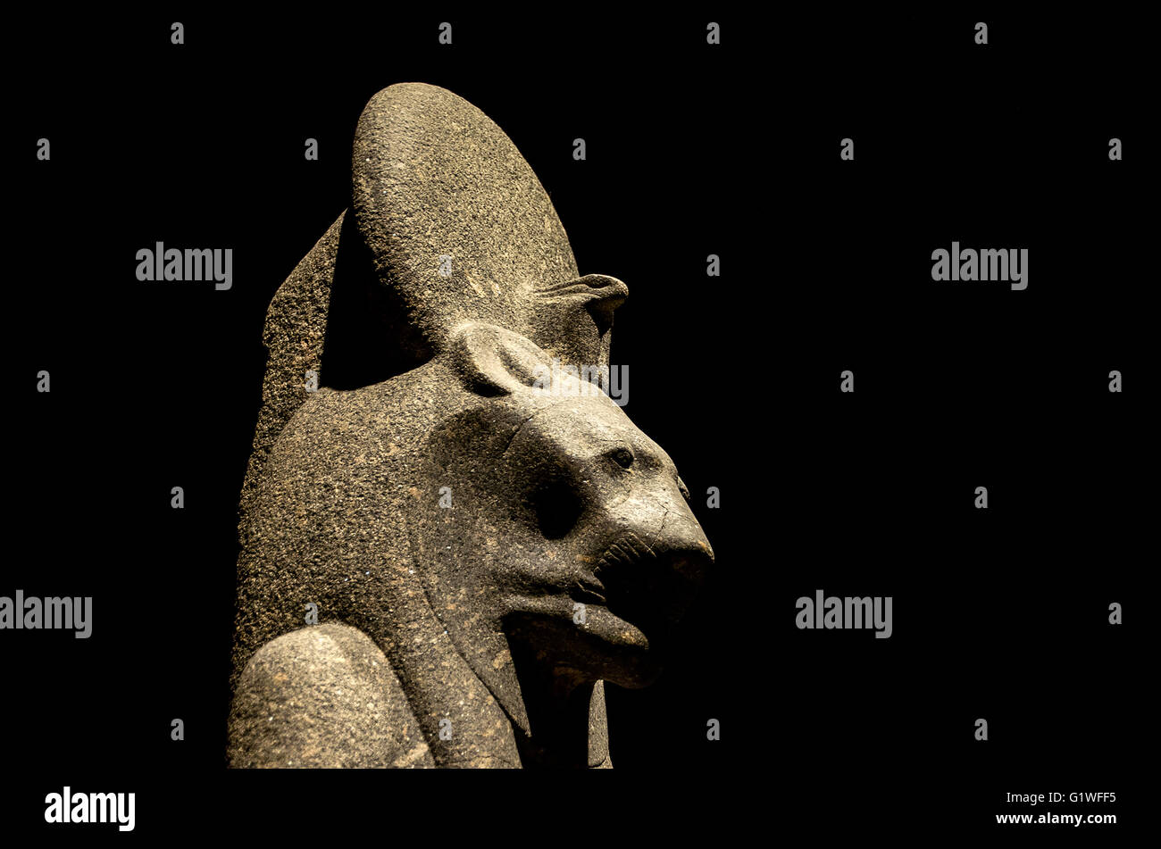 Torino, Italia, 8 Marzo 2013: divinità egizia statua sul display a Torino il Museo Egizio Foto Stock