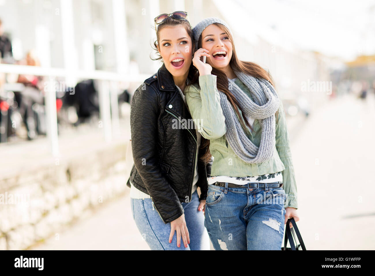 Due giovani donne a outdoor Foto Stock