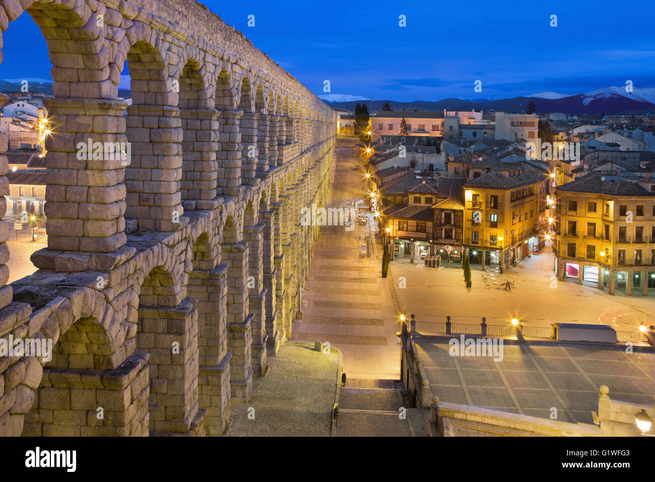 SEGOVIA, SPAGNA, aprile - 13, 2016: Acquedotto di Segovia e Plaza del Azoguejo al crepuscolo. Foto Stock