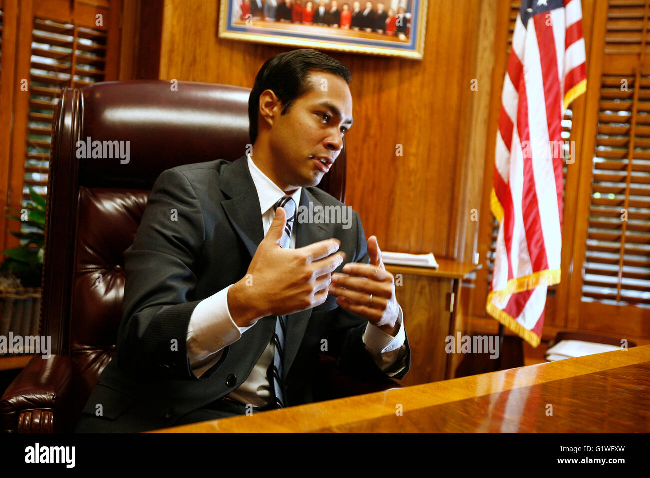 San Antonio sindaco Julian Castro nel suo ufficio in San Antonio, Texas. Foto Stock