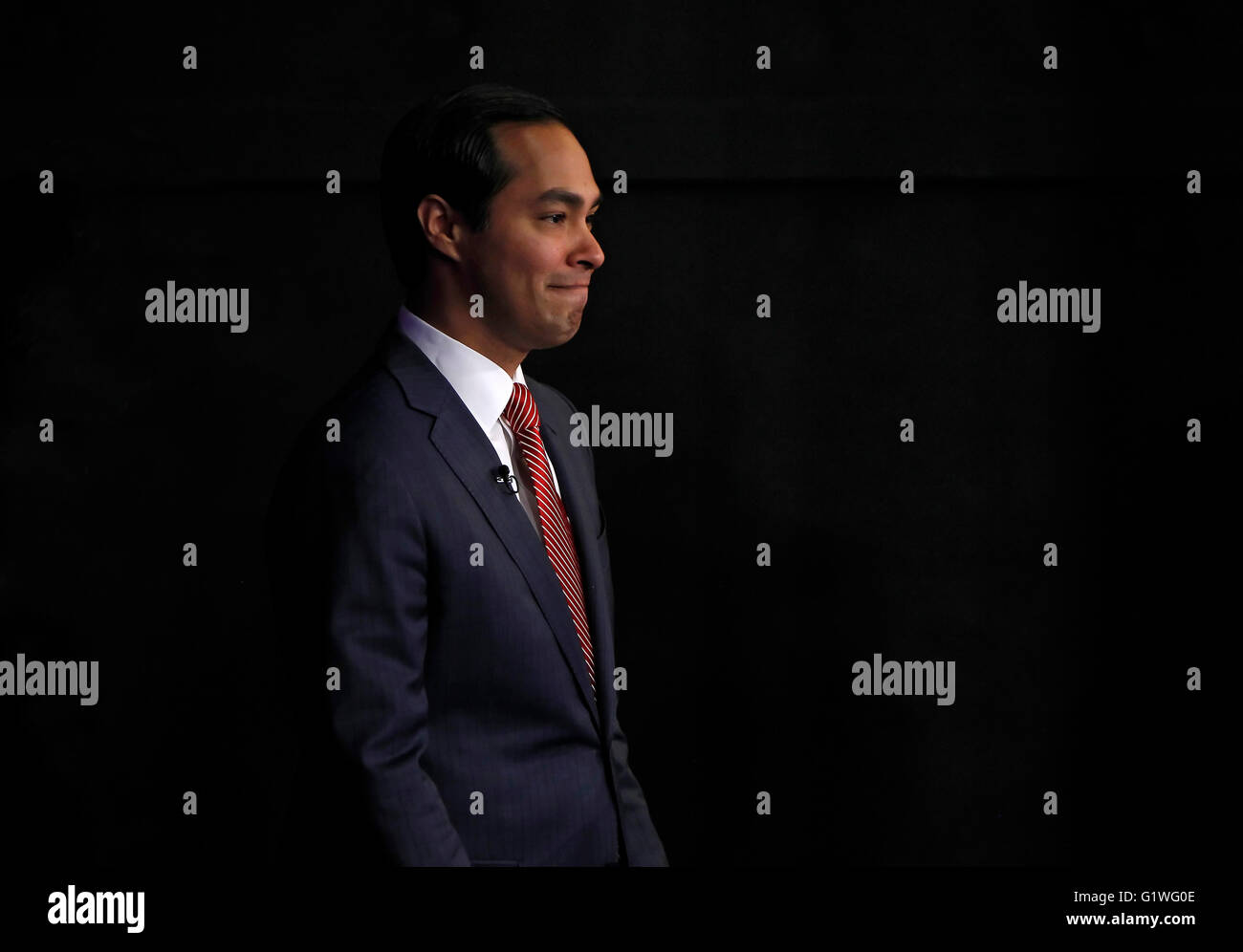 San Antonio Sindaco Julian Castro attende dietro le quinte prima di un dibattito in San Antonio, Texas. Foto Stock