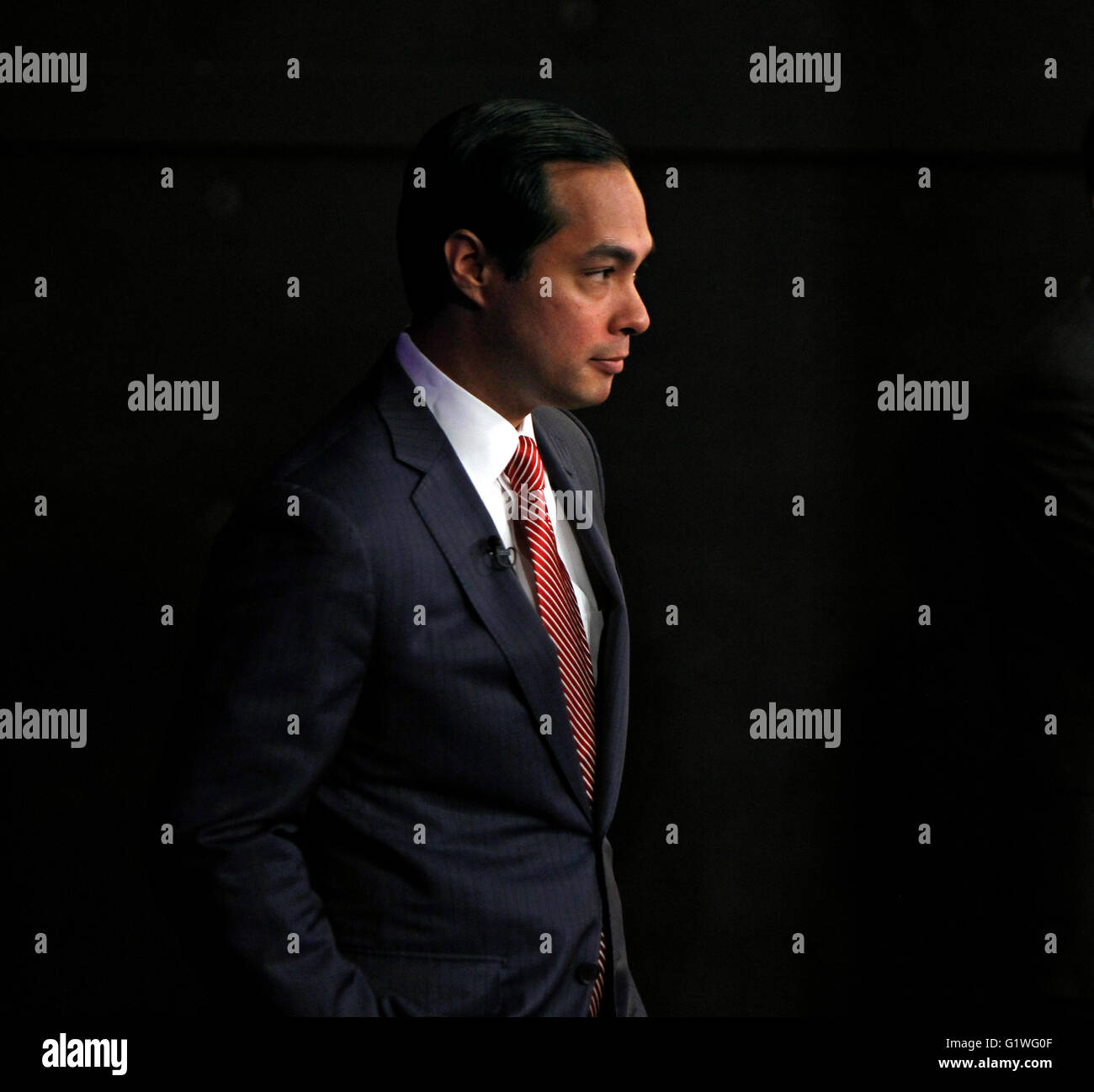San Antonio Sindaco Julian Castro attende dietro le quinte prima di un dibattito in San Antonio, Texas. Foto Stock