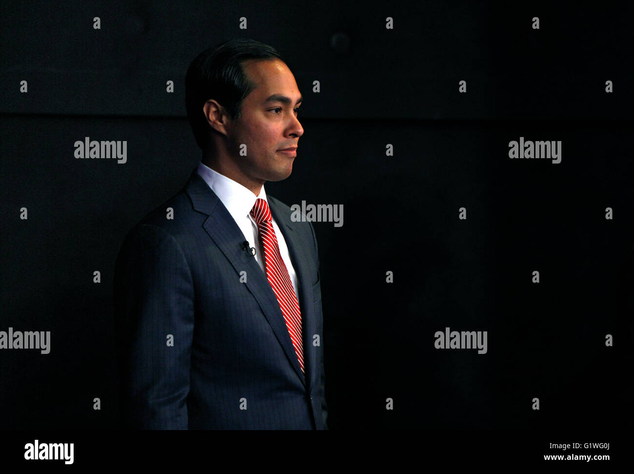 San Antonio Sindaco Julian Castro attende dietro le quinte prima di un dibattito in San Antonio, Texas. Foto Stock