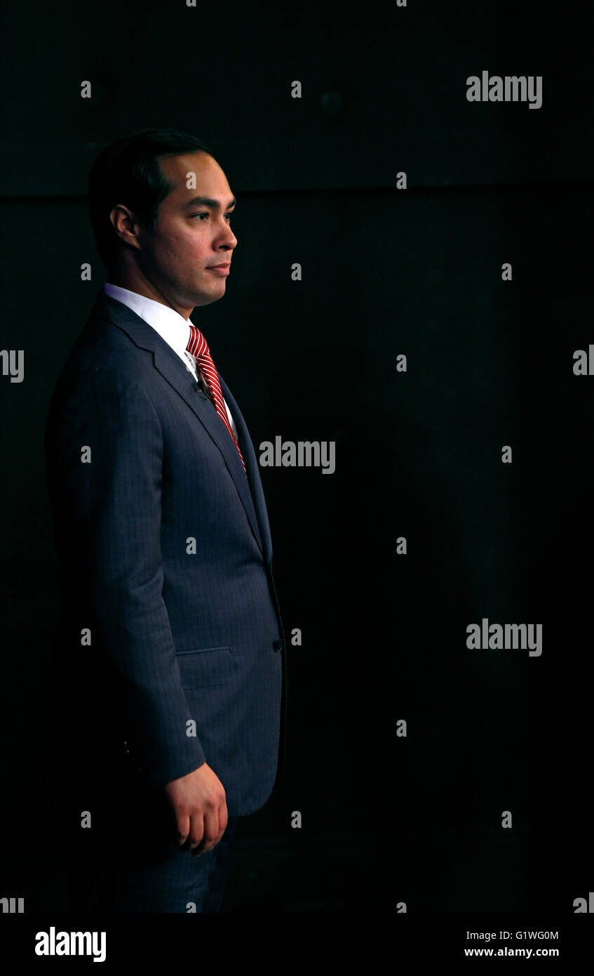 San Antonio Sindaco Julian Castro attende dietro le quinte prima di un dibattito in San Antonio, Texas. Foto Stock