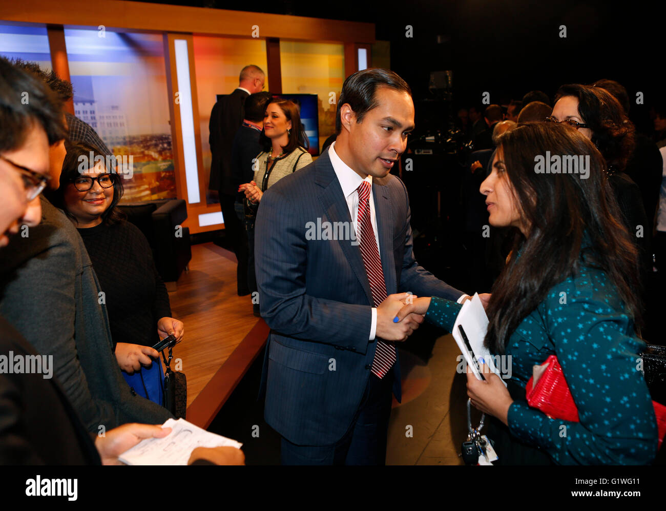 San Antonio Sindaco Julian Castro parla di sostenitori dopo una conferenza stampa a San Antonio, Texas. Foto Stock