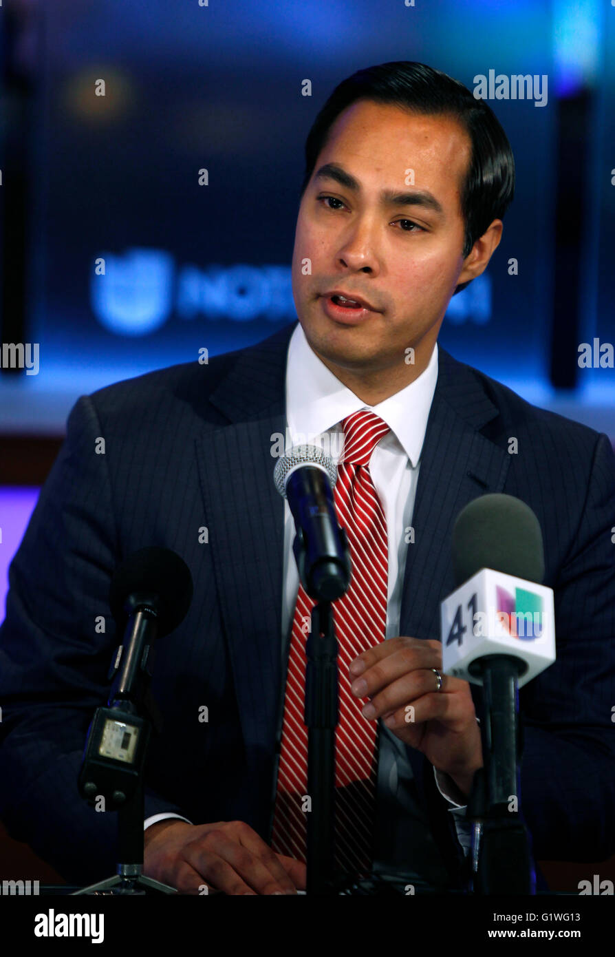 San Antonio Sindaco Julian Castro risponde alle domande durante una conferenza stampa a San Antonio, Texas. Foto Stock