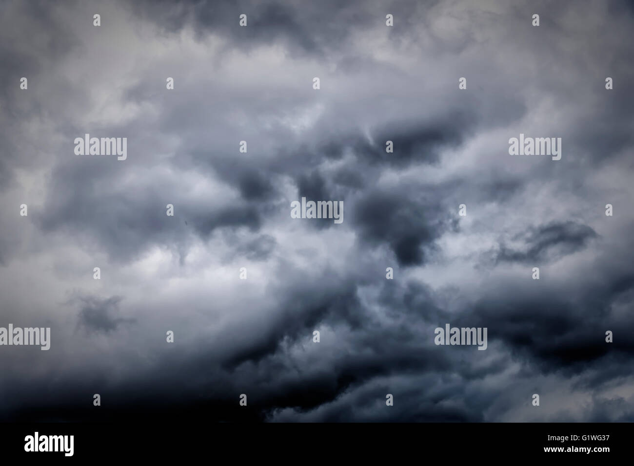 Dark nuvole minaccioso crea un drammatico sfondo cielo. Foto Stock