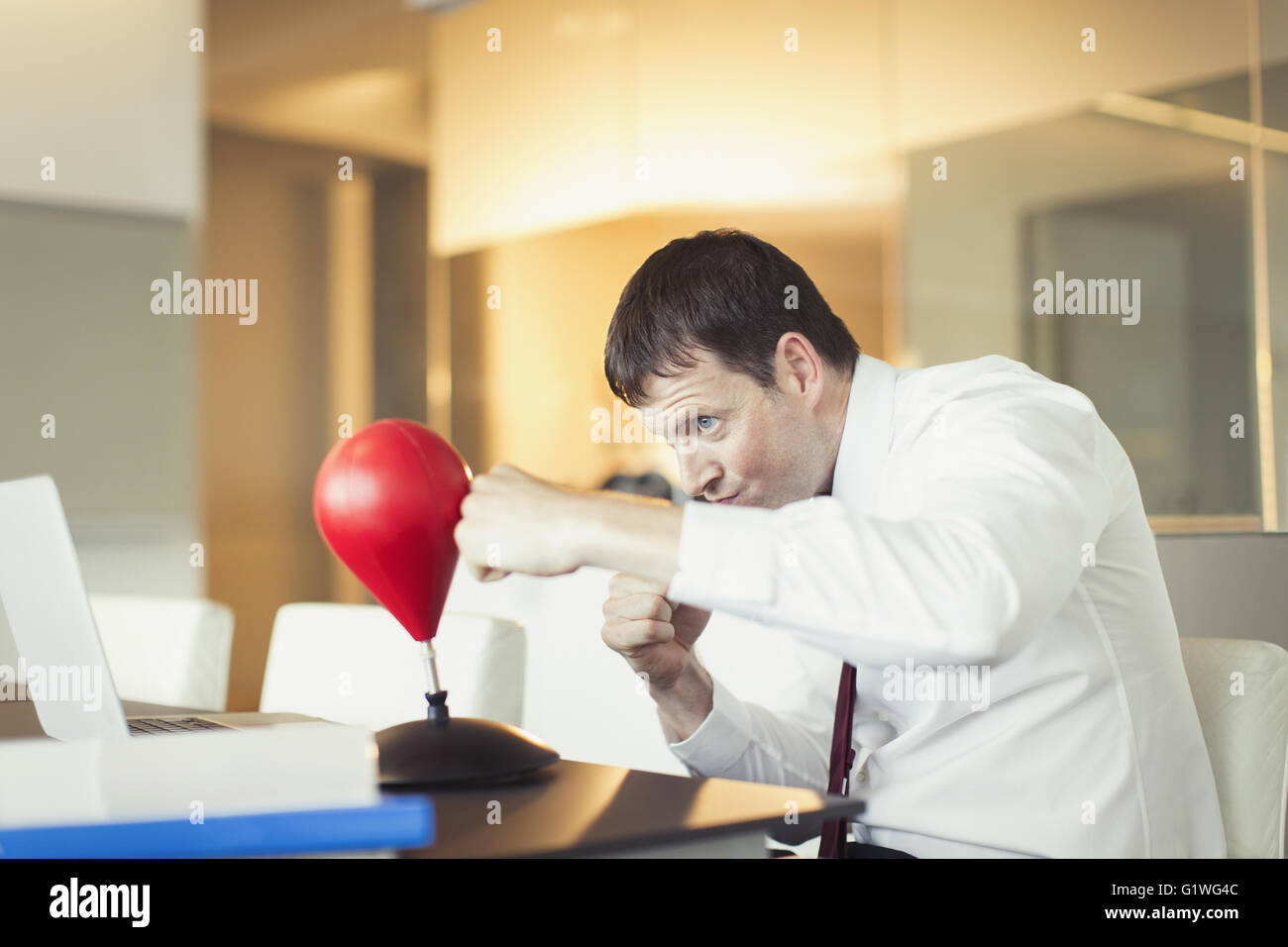 Imprenditore giocattolo di punzonatura sacco da boxe in office Foto Stock