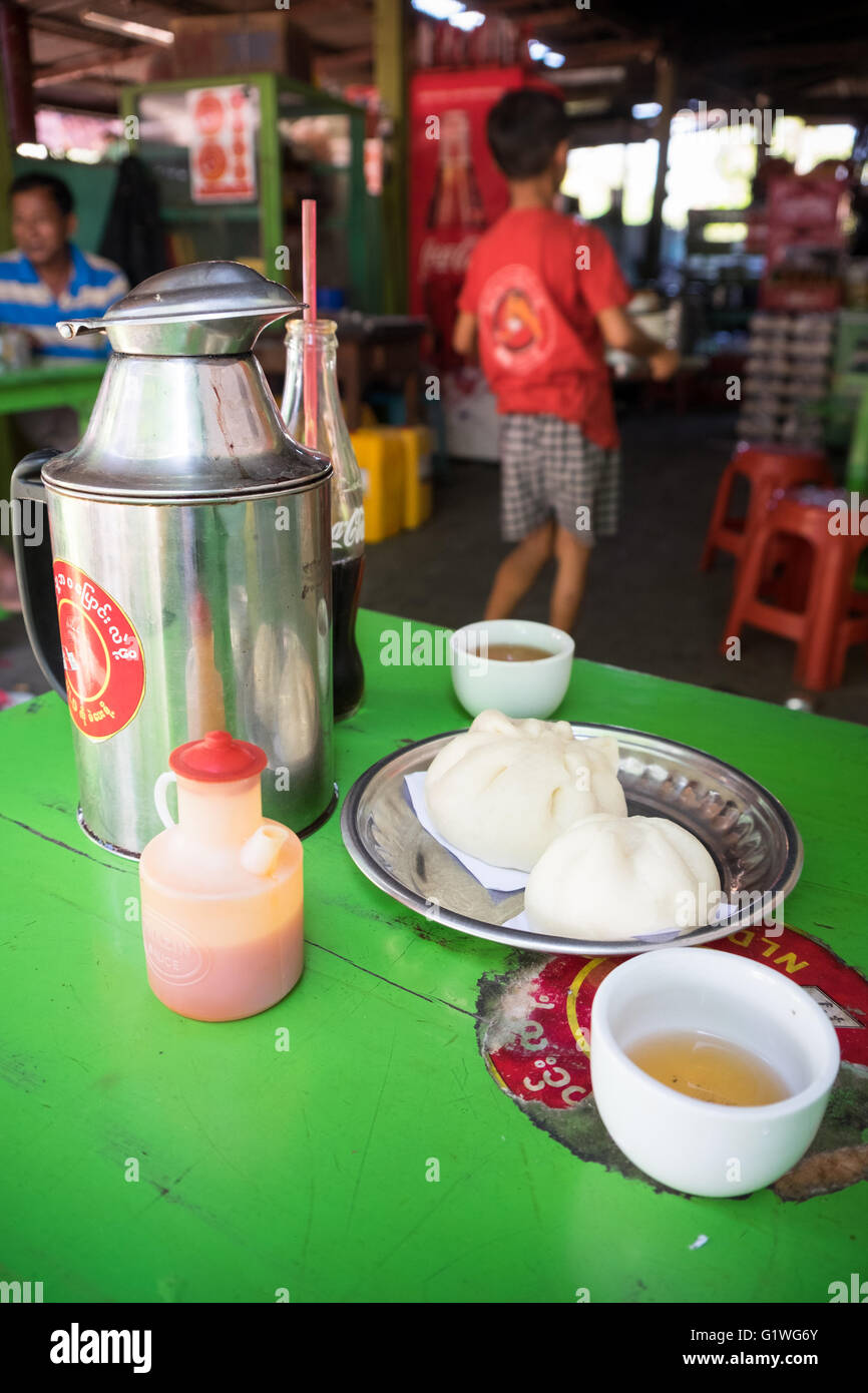 Gnocchi di patate al vapore a oro Cafe in Hsipaw, Myanmar Foto Stock