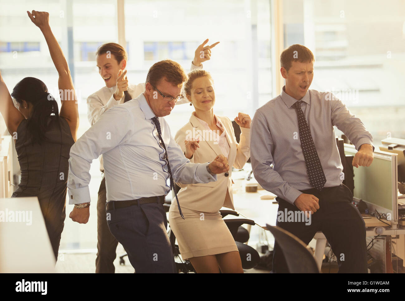 Entusiasta la gente di affari che celebra e dancing in office Foto Stock