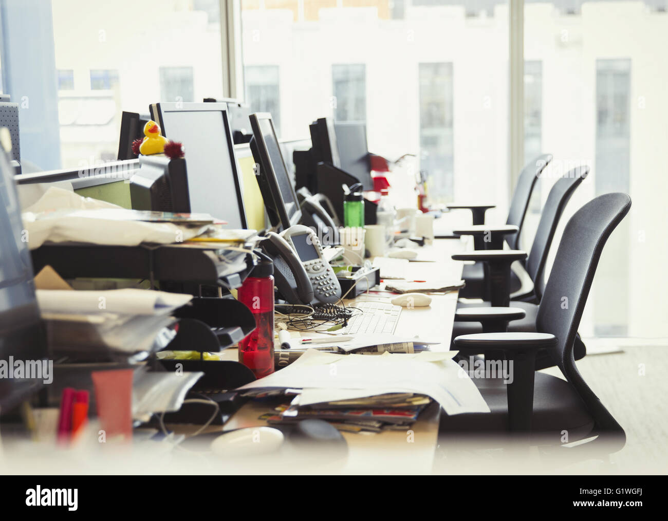 Confuso riga della scrivania in ufficio Foto Stock