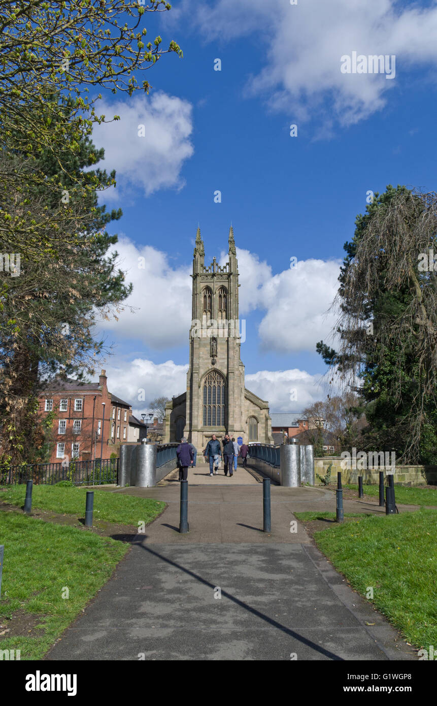 La chiesa di St Mary, Derby raggiungibile tramite una passerella sul ring road; è stato progettato dall'architetto Augustus Pugin. Foto Stock