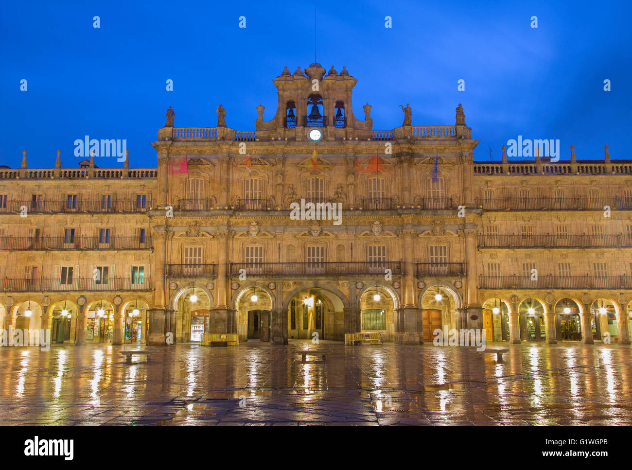 SALAMANCA, Spagna, aprile - 16, 2016: la piazza Plaza Mayor al crepuscolo. Foto Stock