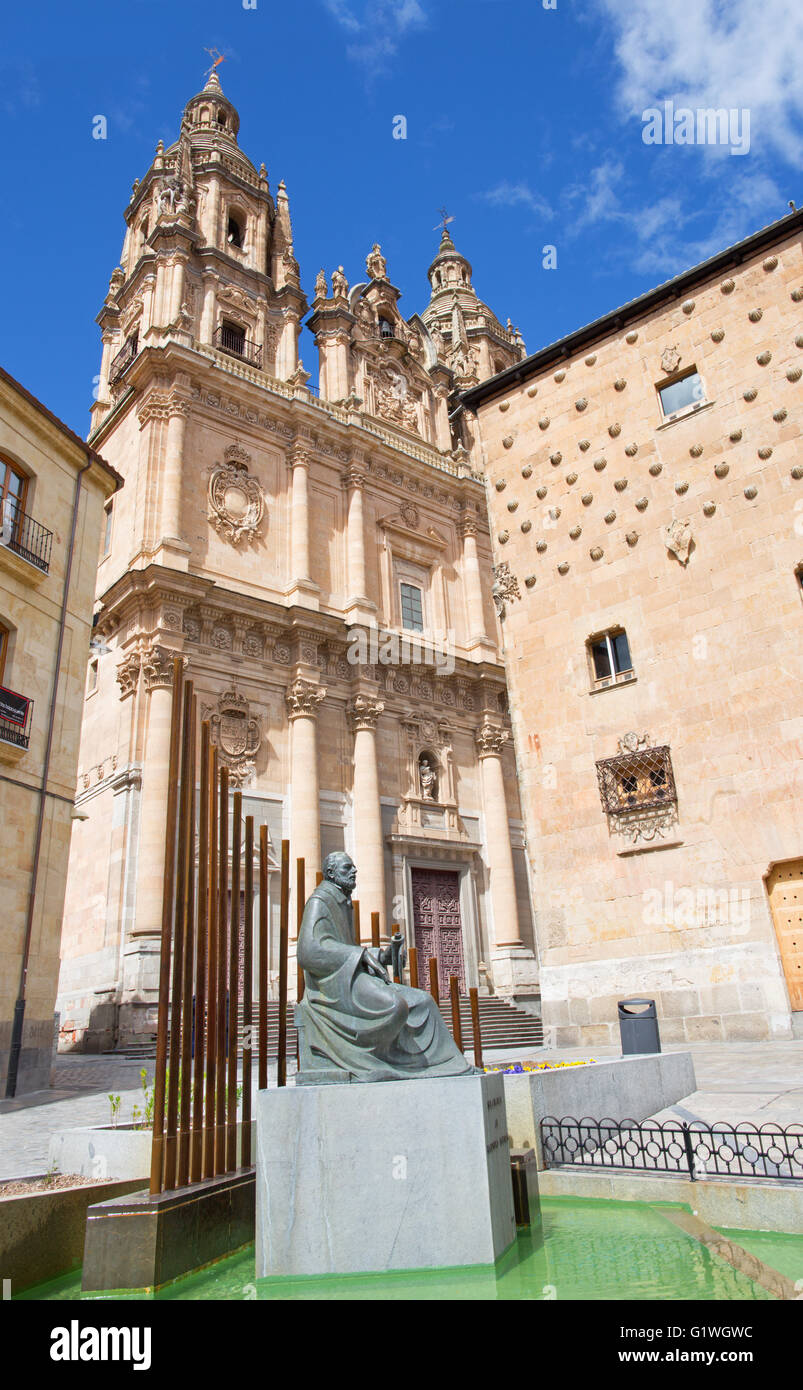 Salamanca - Il portale barocco La Clerecia - Pontificia Università al crepuscolo, la Casa de las Conchas e il memoriale Foto Stock