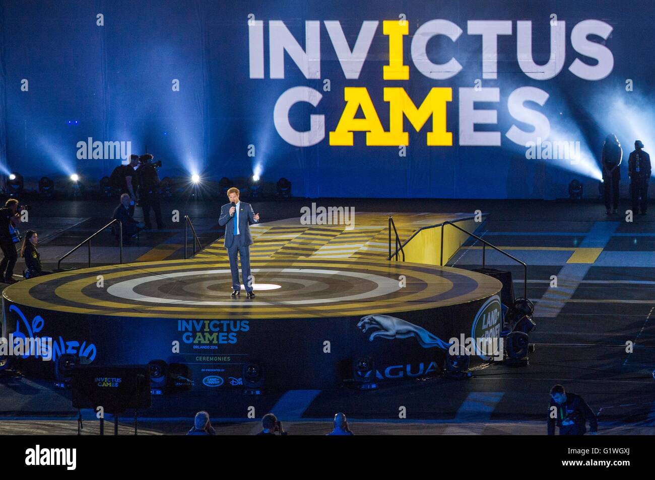 S.a.r. il principe Harry del Galles parla durante il 2016 Invictus Games cerimonie di apertura 8 Maggio 2016 a Orlando, Florida. La Invictus giochi sono un paralimpico internazionale-style multi-sport event, creato dal principe Harry. Foto Stock S.a.r. il principe Harry del Galles parla durante il 2016 Invictus Games cerimonie di apertura 8 Maggio 2016 a Orlando, Florida. La Invictus giochi sono un paralimpico internazionale-style multi-sport event, creato dal principe Harry. Foto Stock