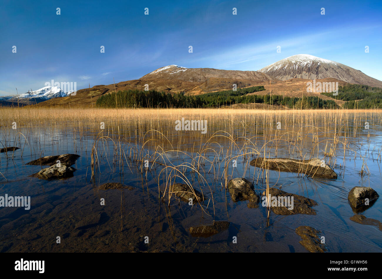 Loch Cill Chriosd neve spolverato i vertici di Dearg Beinn Mhor & Blaven. Foto Stock