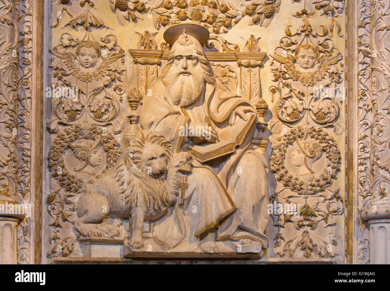AVILA, Spagna, aprile - 18, 2016: il rilievo di San Marco Evangelista in Girola della Catedral de Cristo Salvador. Foto Stock