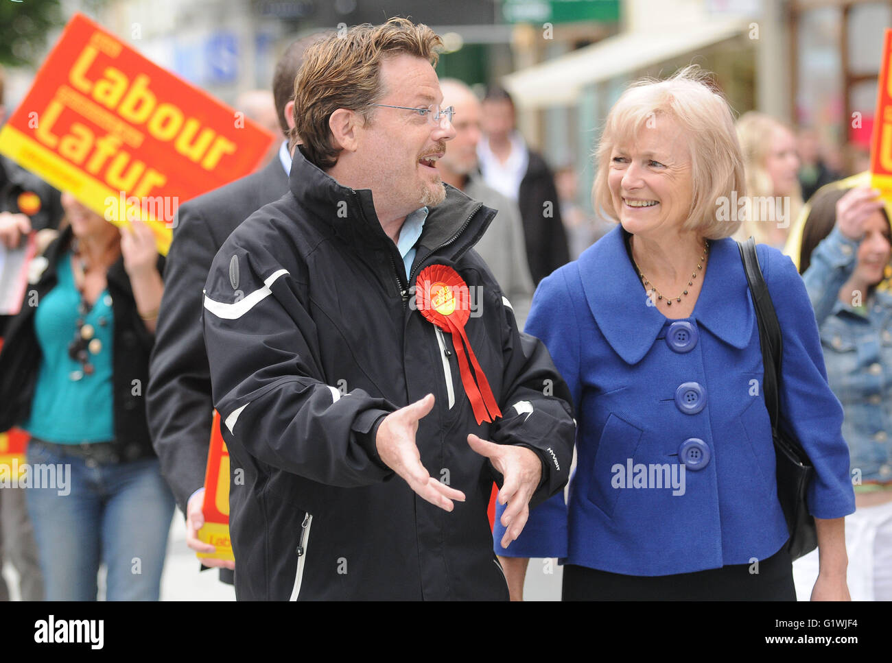Eddie Izzard, che appoggia la rimangono in Europa Campagna, campagne per la manodopera a Cardiff, nel Galles. Foto Stock