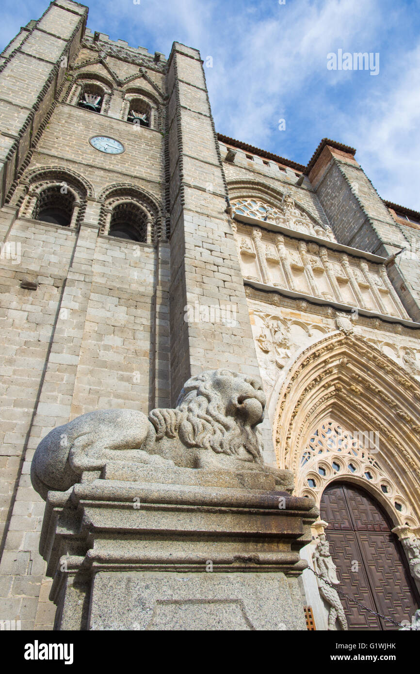 Avila - La facciata della Catedral de Cristo Salvador con la statua del leone. Foto Stock