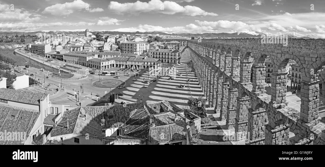SEGOVIA, SPAGNA, aprile - 13, 2016: Acquedotto di Segovia e Plaza del Artilleria con la città. Foto Stock