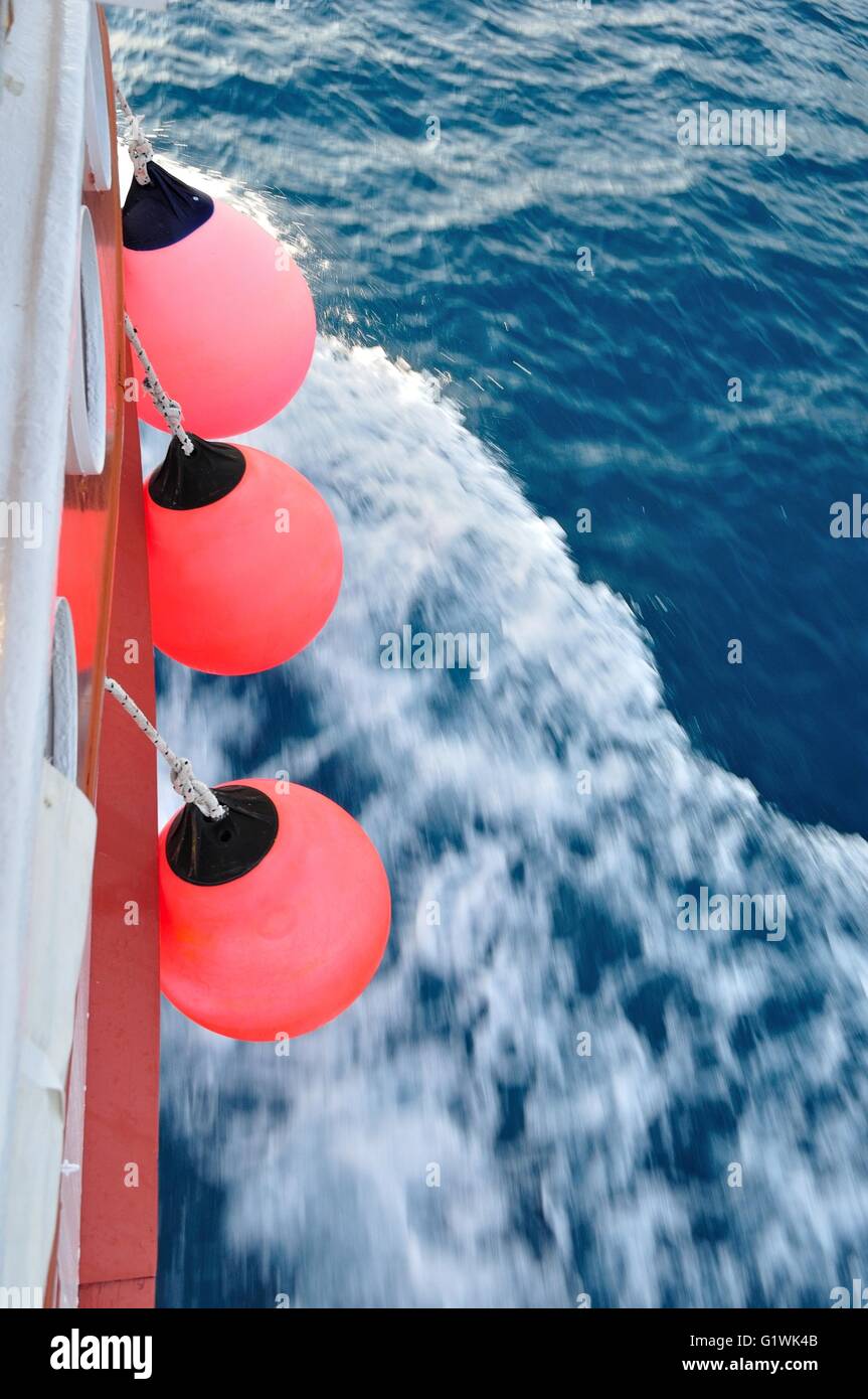 Boa di colore rosso sul corpo della nave in movimento. Sventolando mare adriatico nella parte destra dell'immagine. L'immagine verticale Foto Stock