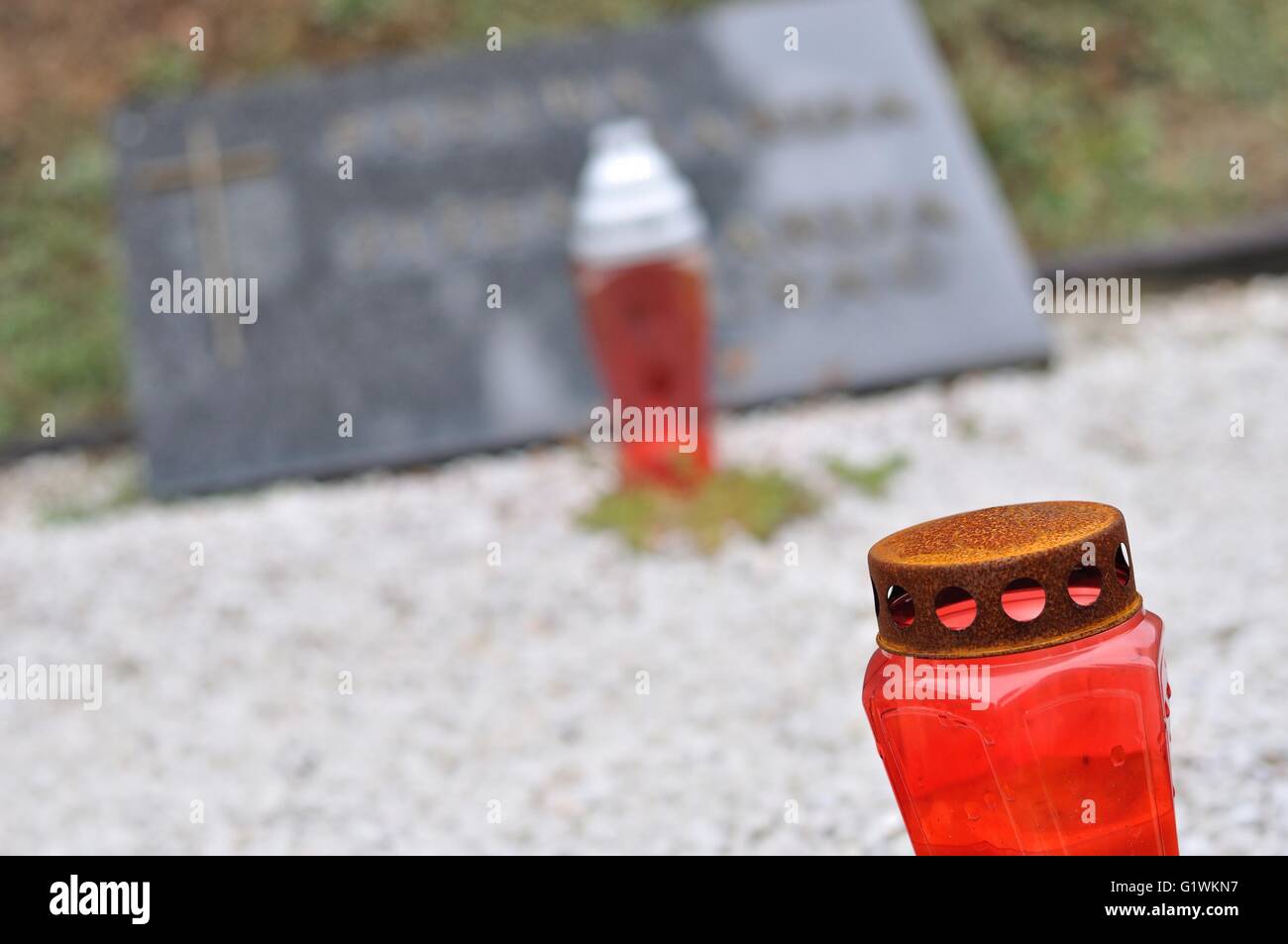 Bruciatore e candela sulla tomba nel cimitero Foto Stock