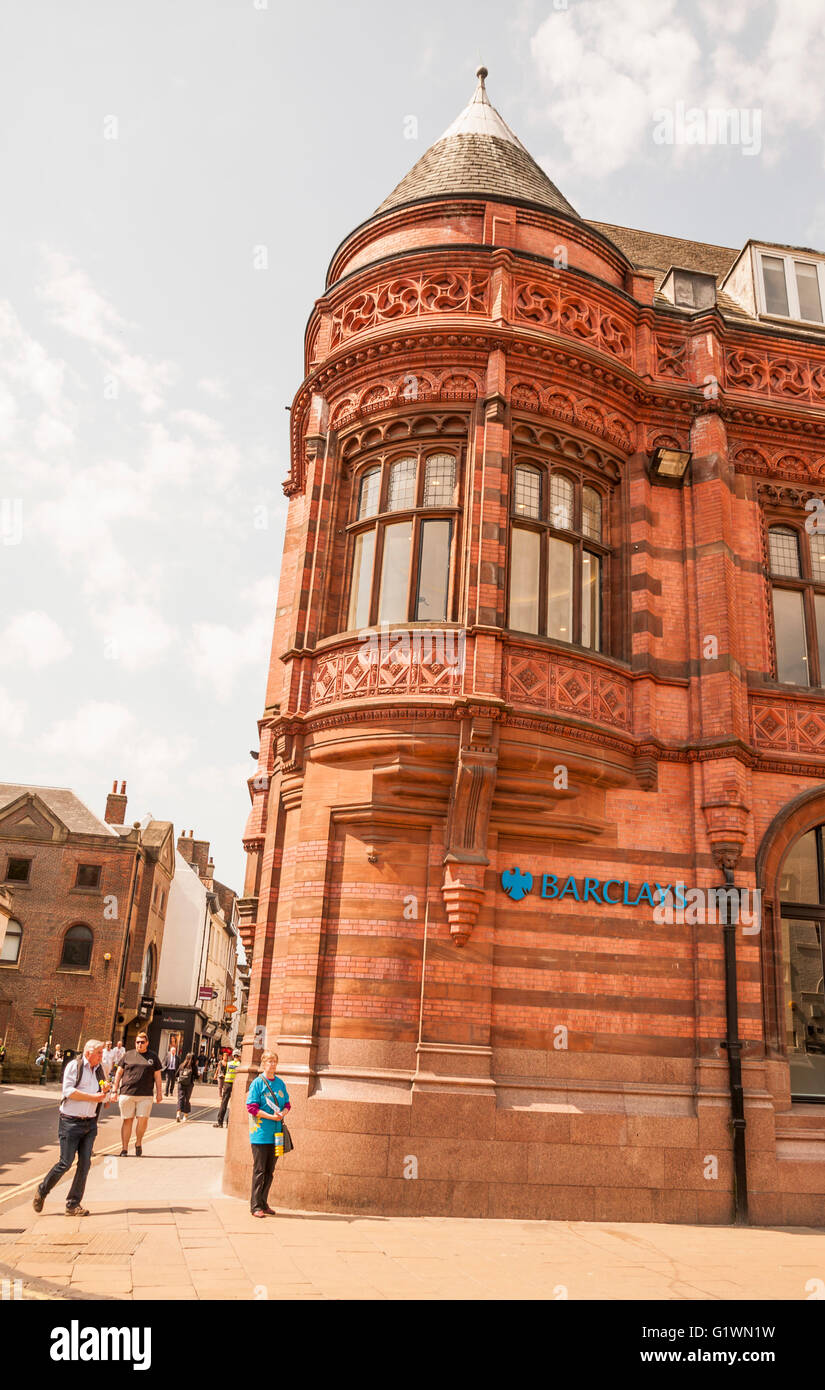 L'imponente edificio della Barclays Bank in Parlamento Street in York,con i suoi rossi mattoni di terracotta Foto Stock