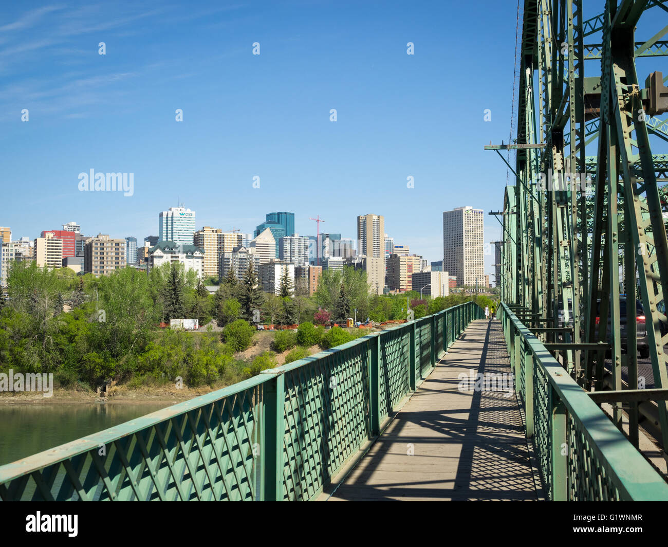 Una vista del vecchio ponte Walterdale e lo skyline di Edmonton, Alberta, Canada. Foto Stock