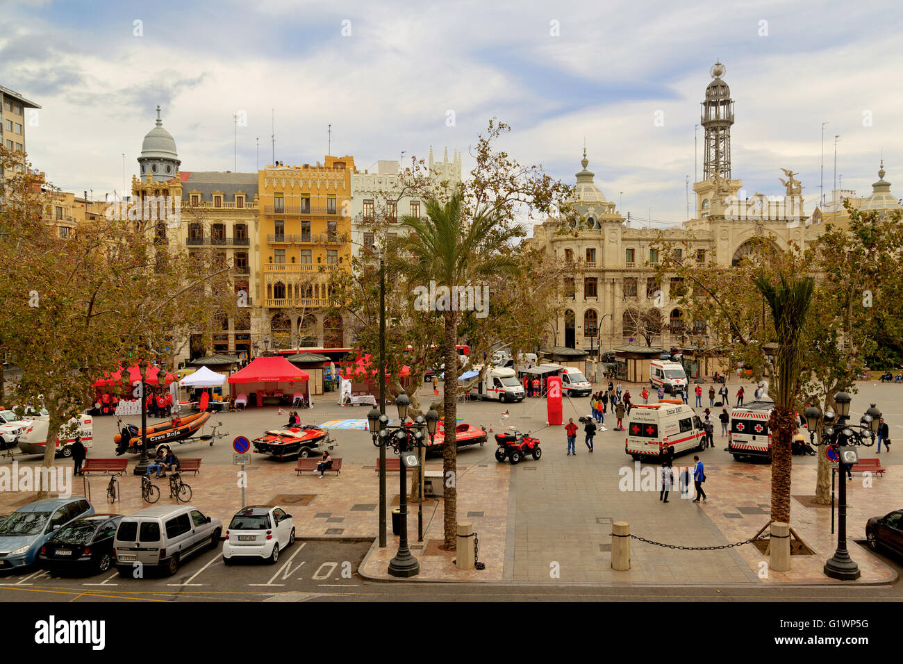 Vista su Plaza del Ayuntamiento dal Municipio con balcone sulla Croce Rossa di giorno a Valencia Foto Stock